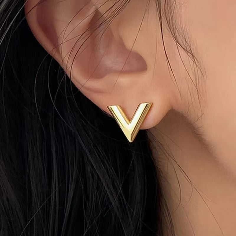 Golden V studs earrings