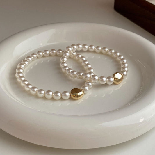 Classic vintage elastic bracelet adorned with high-quality imitation pearls