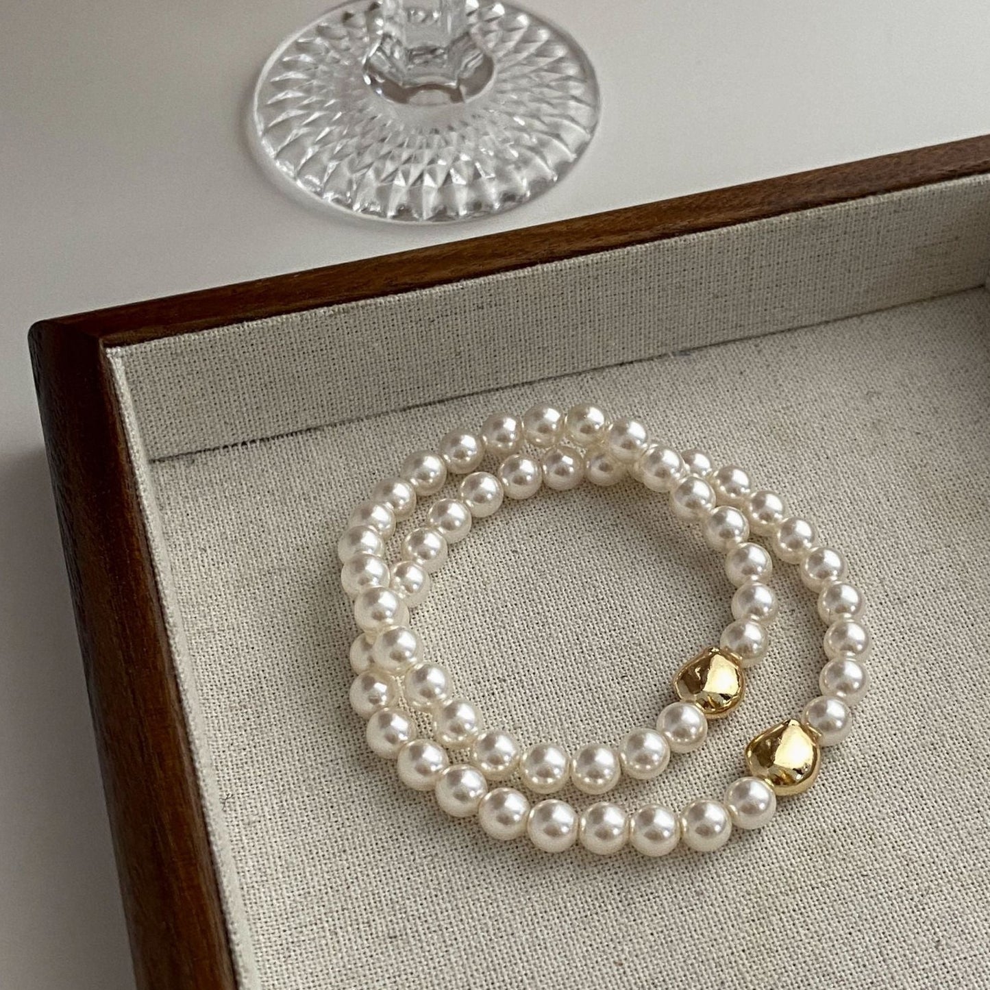 Classic vintage elastic bracelet adorned with high-quality imitation pearls